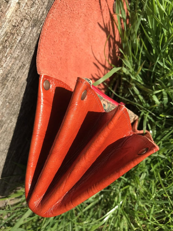 Portefeuille BASK'IL ME PLAIT -cuir orange brique / liège feuillu- Petit modèle - Mon-petit-sac.fr