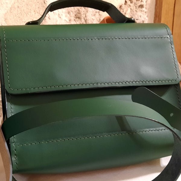 Sac femme en cuir vert avec bandoulière– Modèle “Le 6 pièces" - Mon-petit-sac.fr